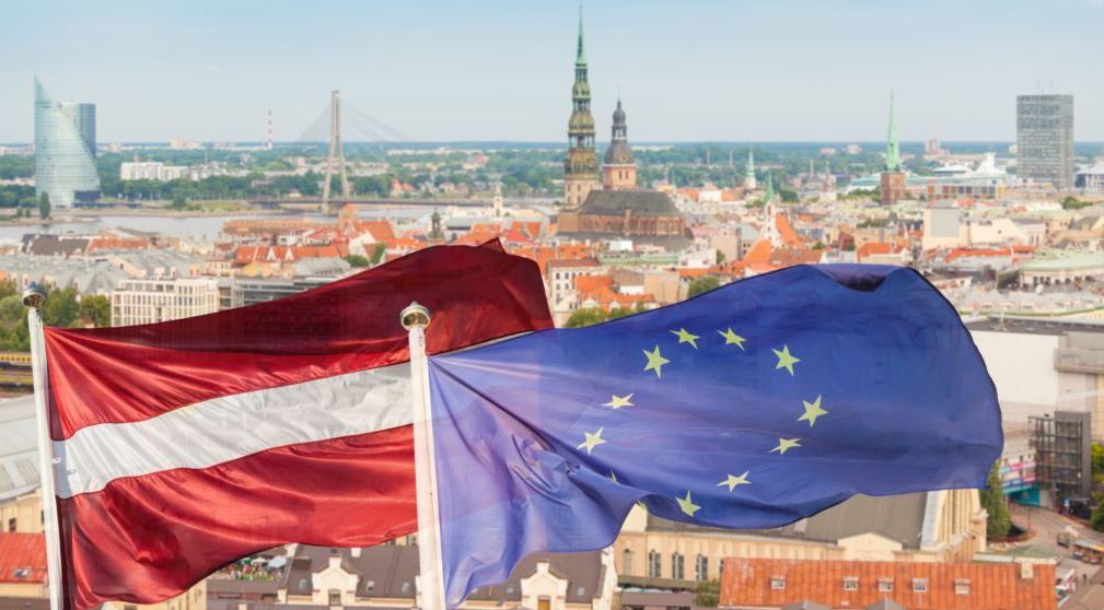 флаг Латвии и Евросоюза