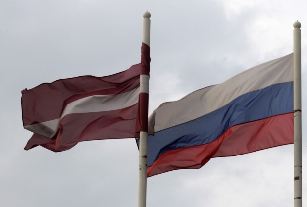 флаги Латвии и России