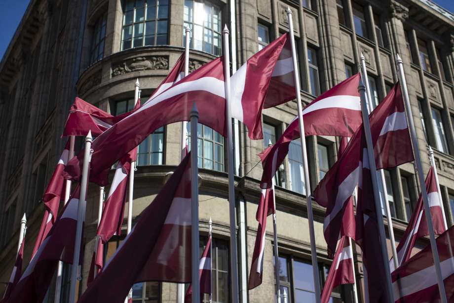 флаги Латвии напротив здания