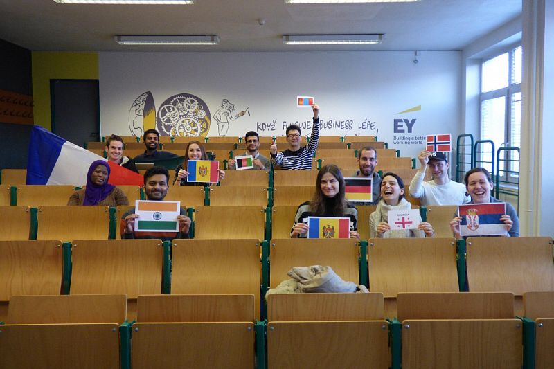 студенты держат флаги своей страны