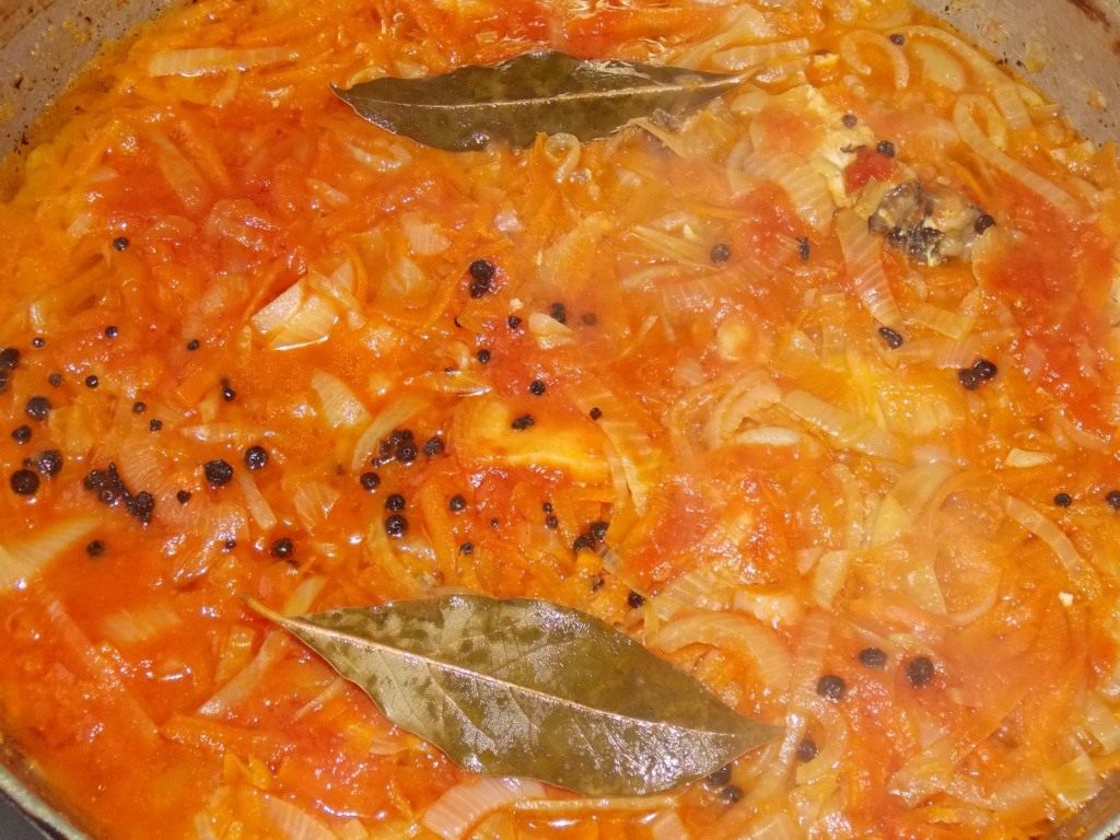 Запеченная рыба маринад. Рыба под маринадом. Рыба с морковью и луком и томатной пастой. Маринад овощной без томата. Маринад для рыбы под маринадом.