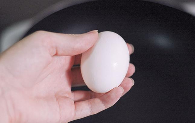 можно ли раздавить яйцо одной рукой