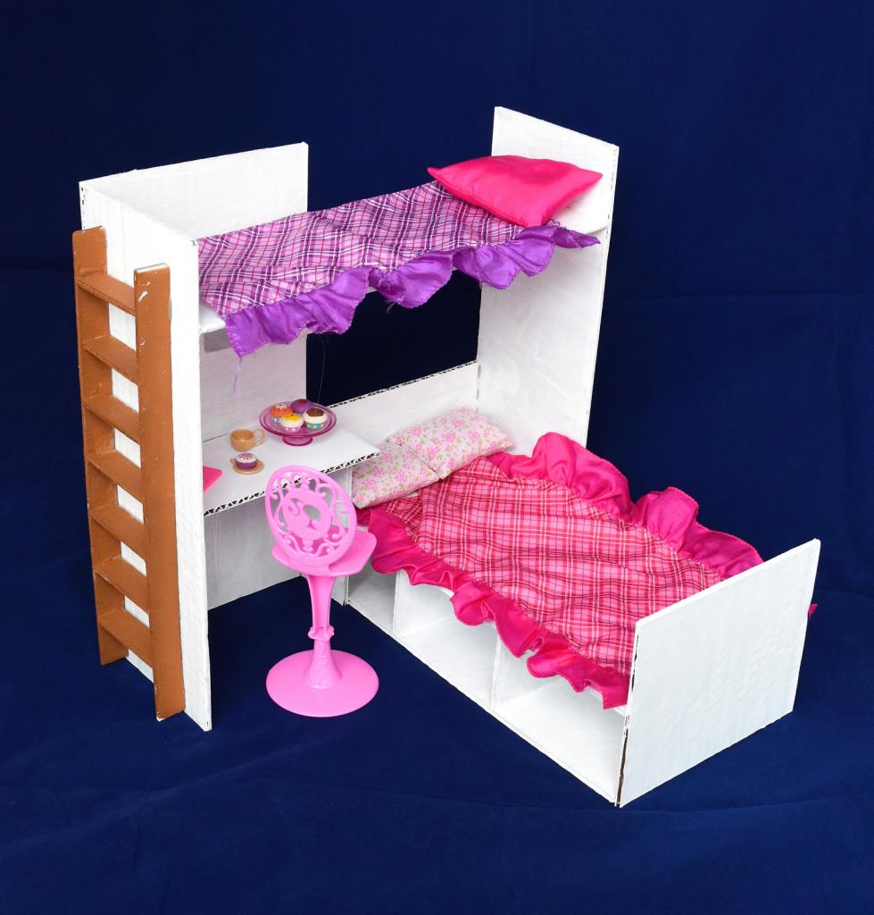 Бумажная комната с мебелью и куклами
