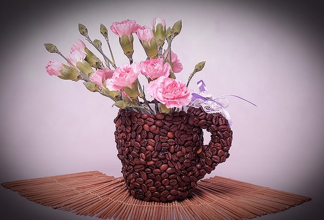 ваза, декорированная зернами кофе