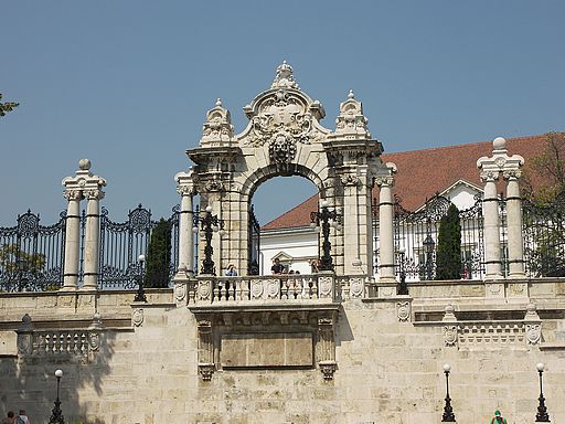 старинные каменные ворота