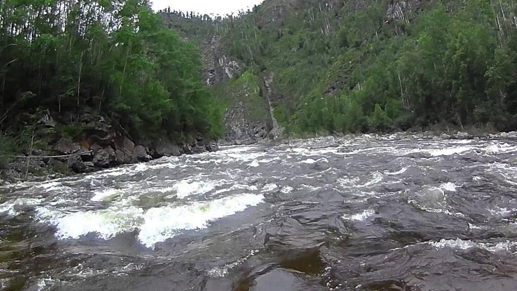бурлящий поток реки