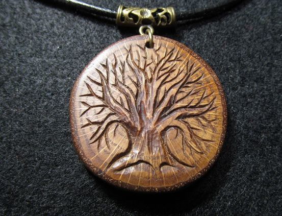 Дерево с медальонами