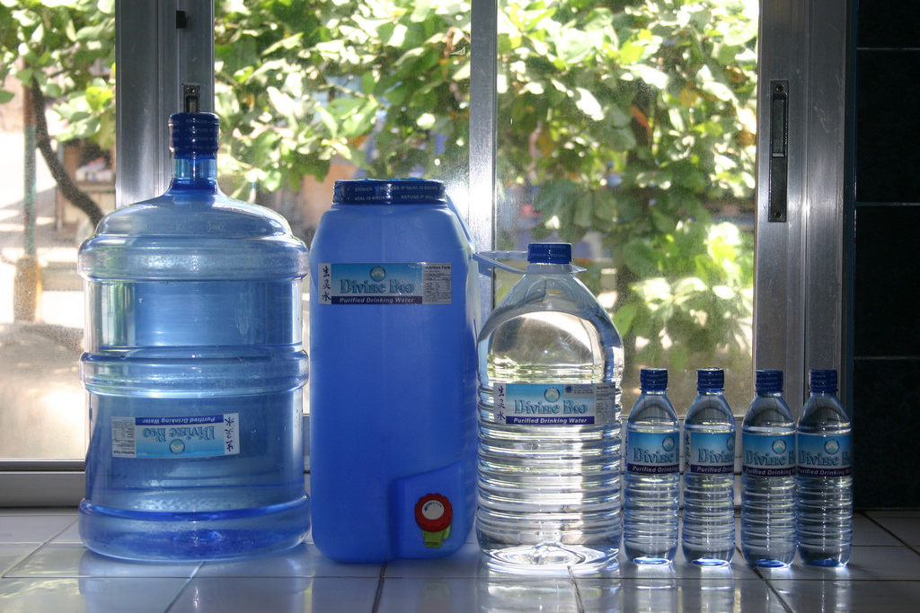 Дистиллированная вода применяется. Дистиллированная вода в розлив. Дистиллированная вода для питья. Дистиллированная вода в бутылках. Дистиллированная вода фото.