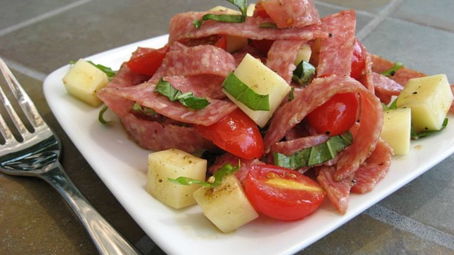 салат с колбасой и помидорами