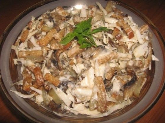 салат с копченой курицей и жареными грибами