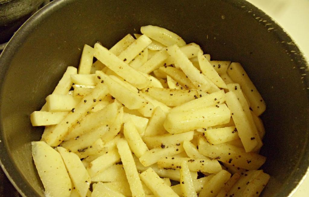 Жареная картошка на воде рецепт. Жареная картошка кружочками на сковороде. Как посолить жареную картошку. Картофель натертый и обжаренный треугольничками. Картошка с крахмалом в масле на сковороде.