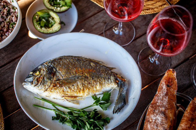 what wine is served with fish