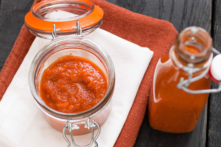 Как сделать томатный соус из томатной пасты. Томатный соус. Ингредиенты для приготовления томатного соуса. Аджика из халапеньо. Аджика с перцем халапеньо.