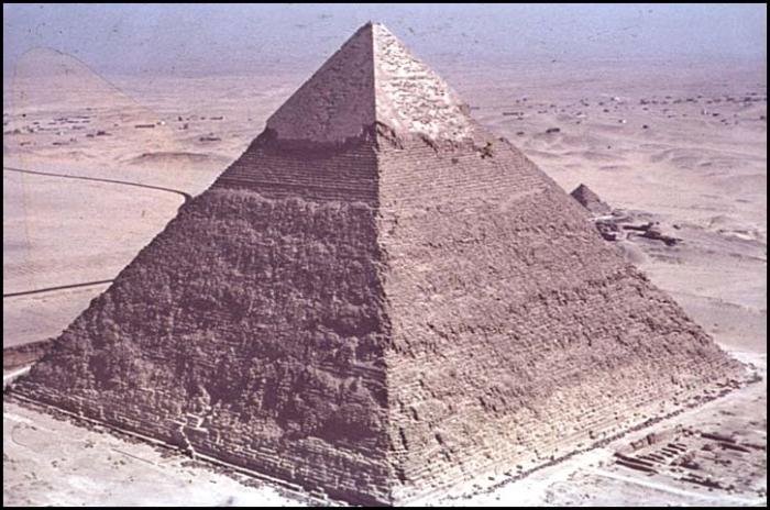 Т д пирамида. Пирамида Хеопса до нашей эры. Пирамида Хеопса симметрия. Наконечник с пирамиды Хефрена. Пирамида Хефрена золотое сечение.