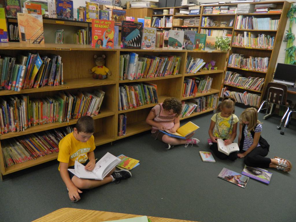 дети читают в библиотеке