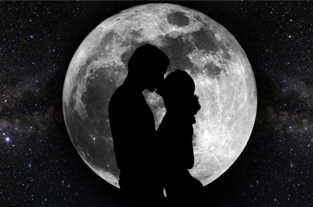 влюбленные гуляют под луной