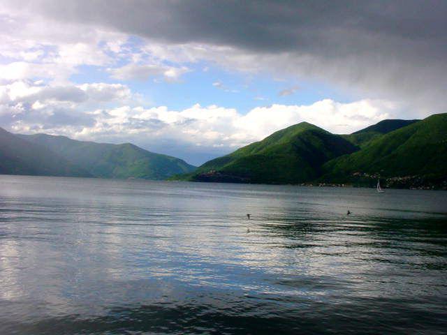 Озеро на границе швейцарии и италии
