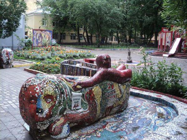 Where is the mosaic courtyard in St. Petersburg