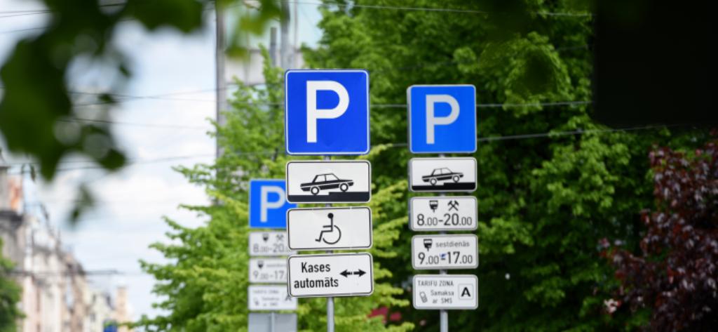 знак парковки в Риге
