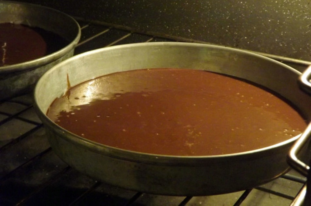 Подготовка влажного шоколадного торта