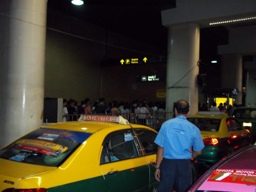 Такси Паттайя аэропорт Суварнабхуми. Taxi Suvarnabhumi to Pattaya. Аэропорт в Бангкоке такси. Такси Бангкок Паттайя Тойота.
