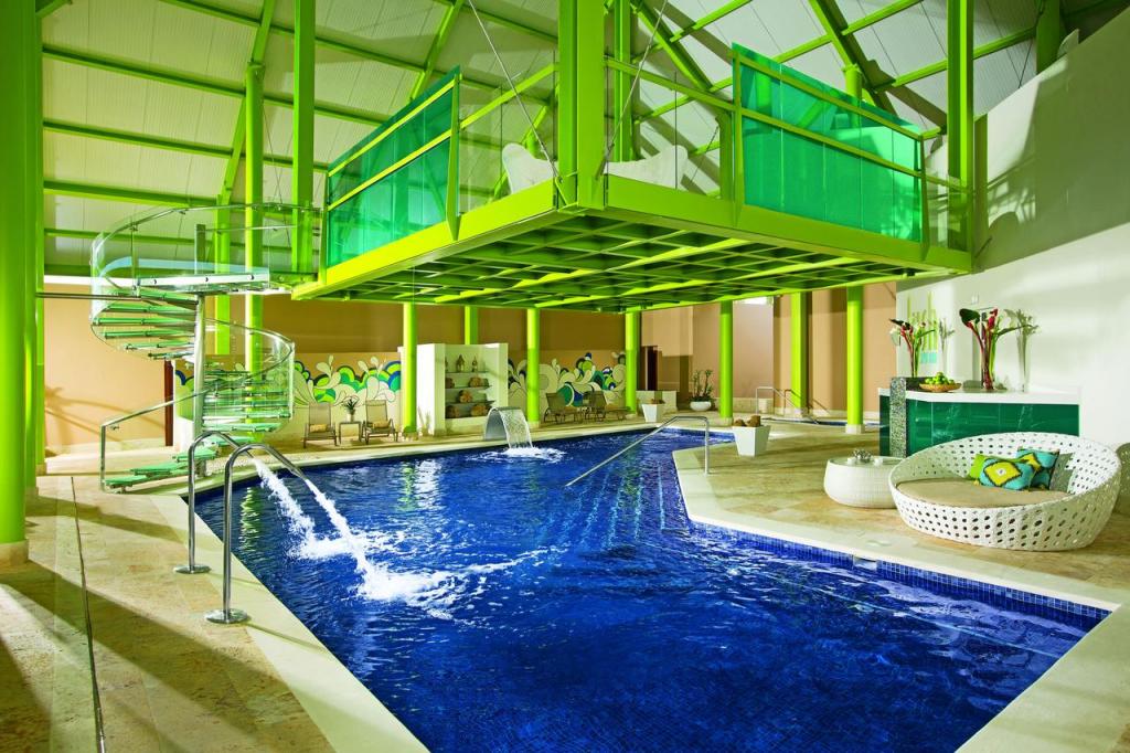 Отель Breathless Punta Cana Resort & Spa 5* располагает шестью искусств...