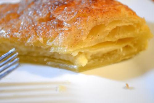 Сырный пирог из слоеного теста в духовке рецепт с фото