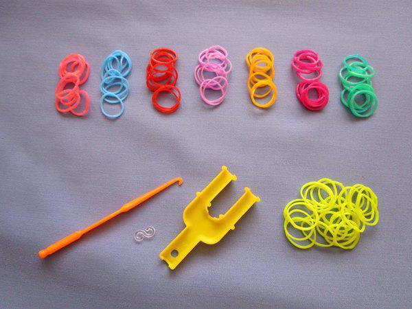 how to weave a bracelet of rubber without a machine on your fingers