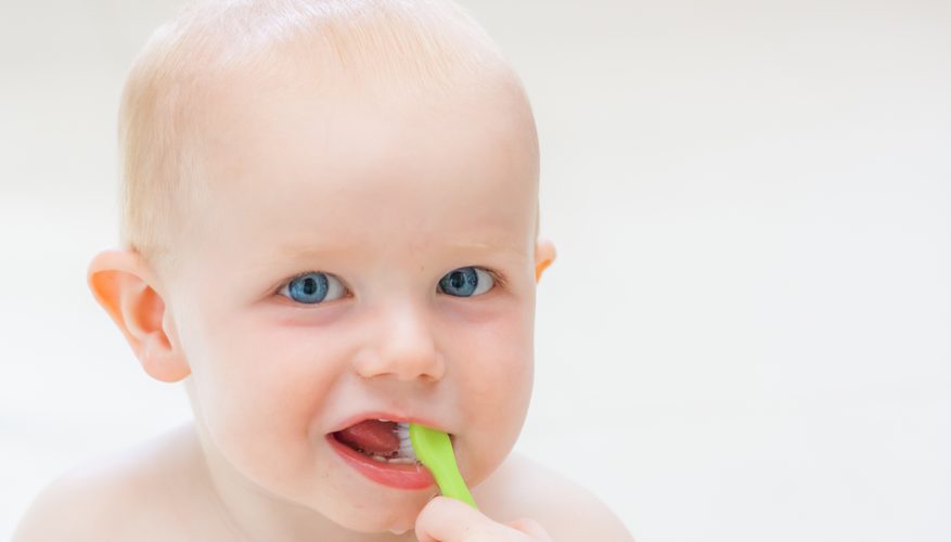 с какого возраста нужно чистить зубы ребенку