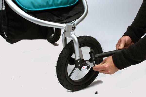 как накачать колеса на детской коляске