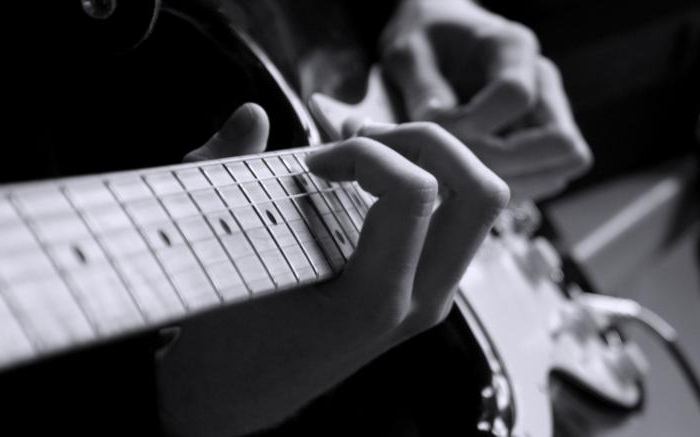 How to learn to play the electric guitar from scratch