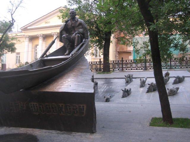 гоголевский бульвар памятник шолохову