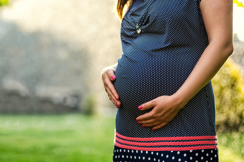 Можно ли беременным черный. Беременные в топах на улице. Руки обнимают беременный живот. Девушка с беременным животиком платье с бежевыми осень.