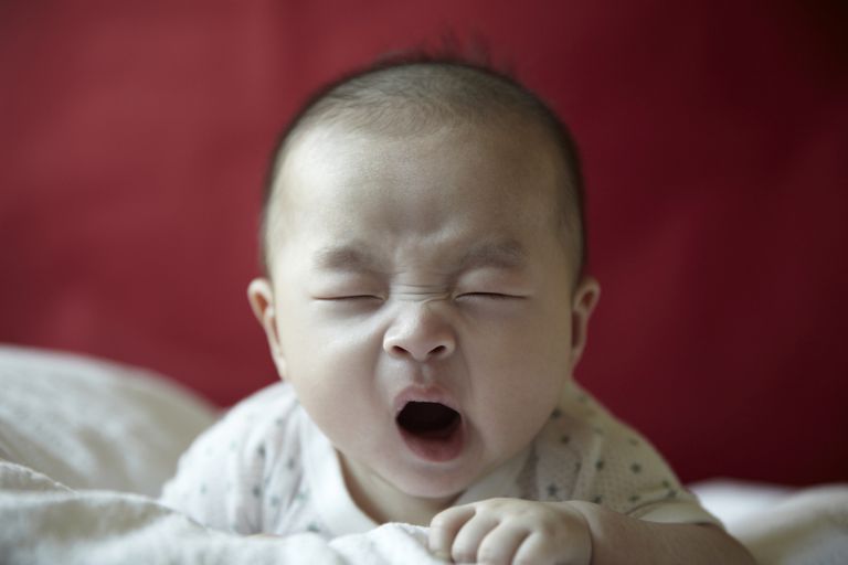 младенец зевает