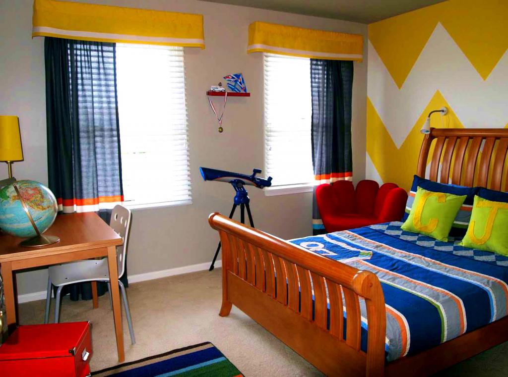Короткие шторы в помещении для ребенка