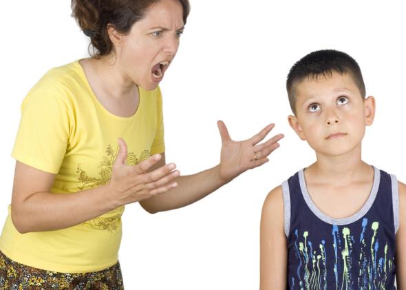 женщина кричит на ребенка