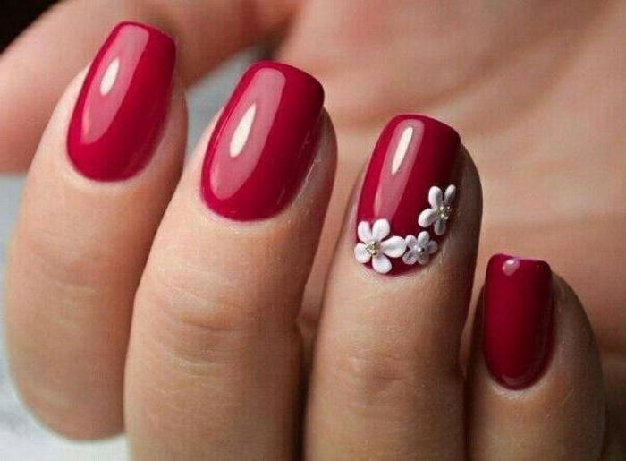 Дизайн ногтей красный с белыми цветами