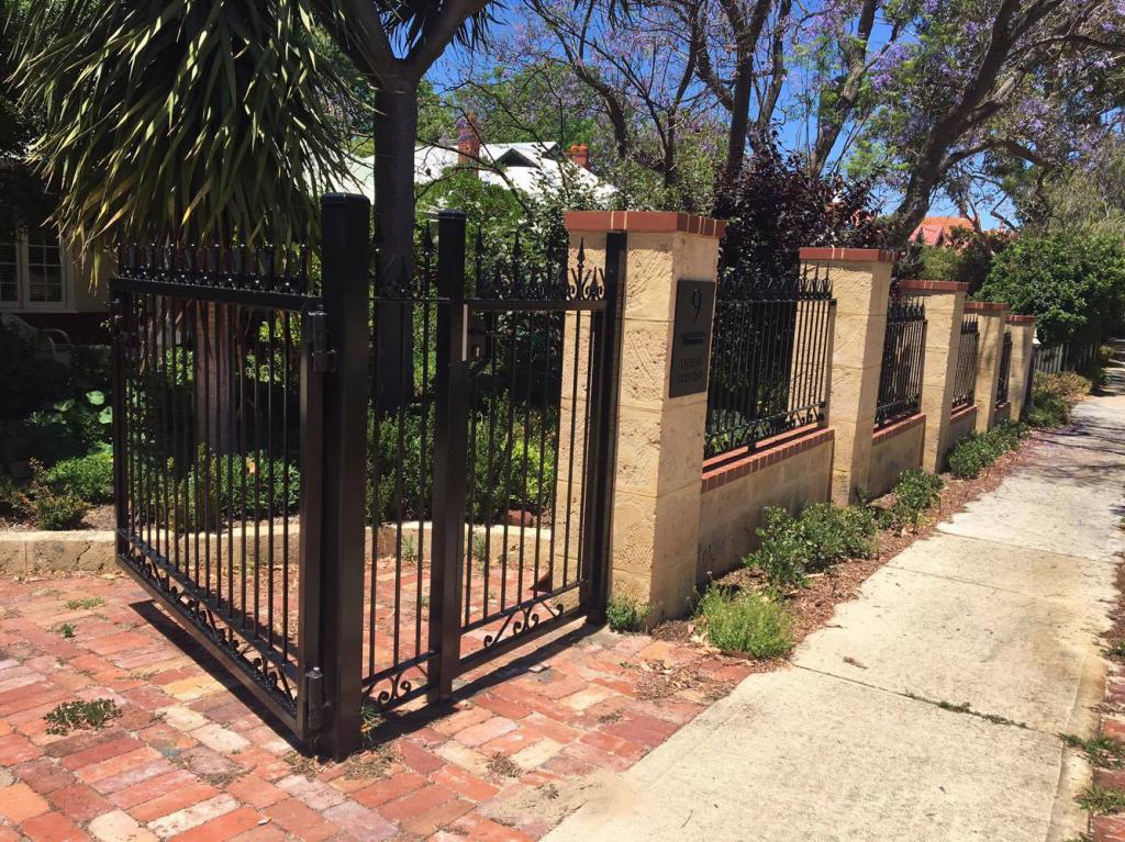 Swing automatic gate with remote opening