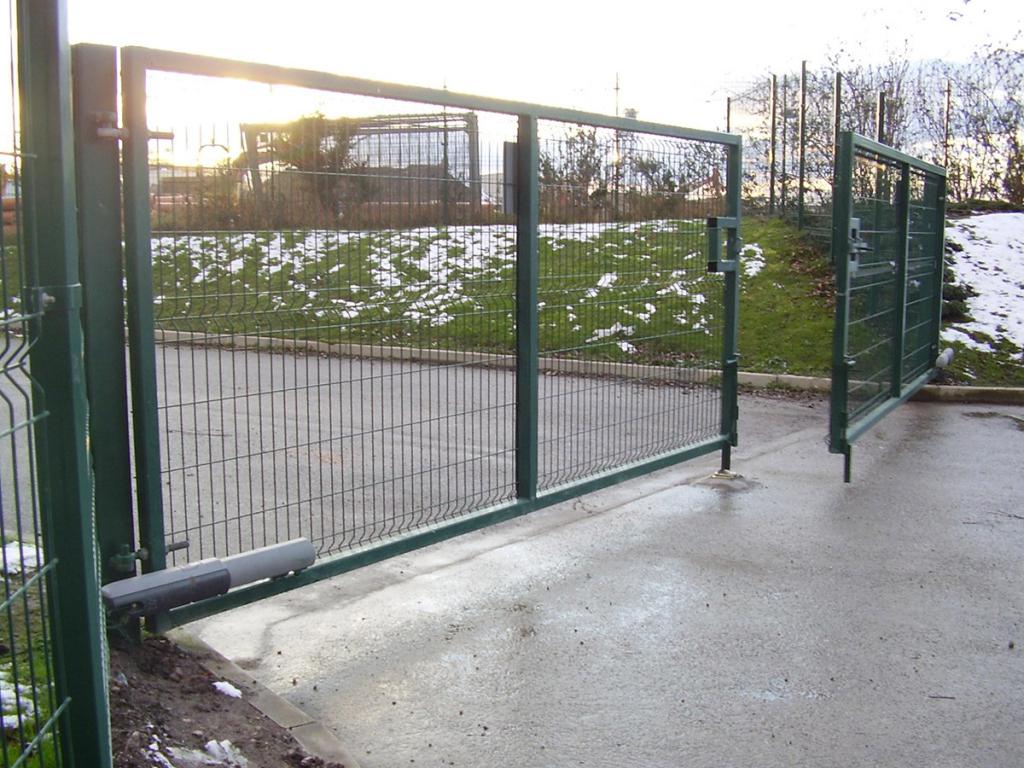 Automatic swing gate device