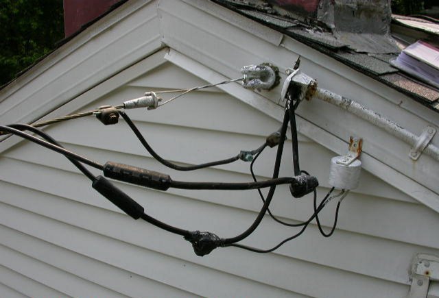 как проложить кабель от столба к дому