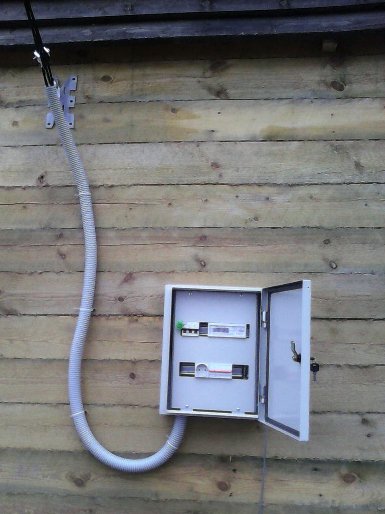 как правильно завести кабель в деревянный дом
