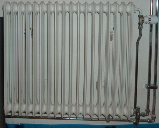 Крепление радиаторов отопления к стене