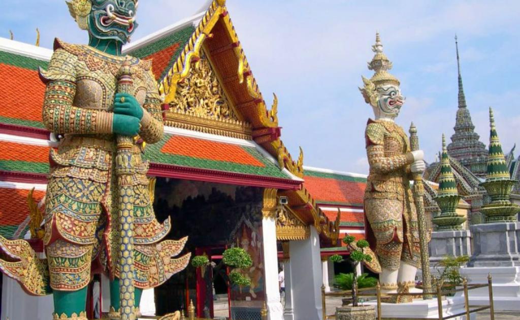 Храм изумрудного Будды в бангкоке