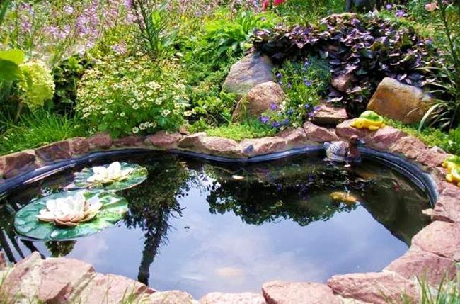 Пластиковый пруд в саду фото