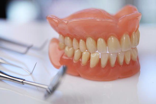 Какой крем для фиксации зубных протезов лучше