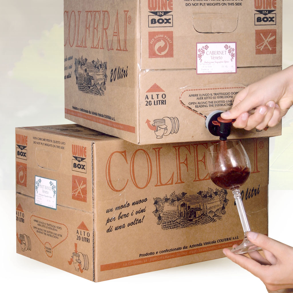 красное вино в коробке