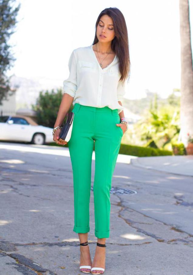 Что одеть к зеленым брюкам женщине