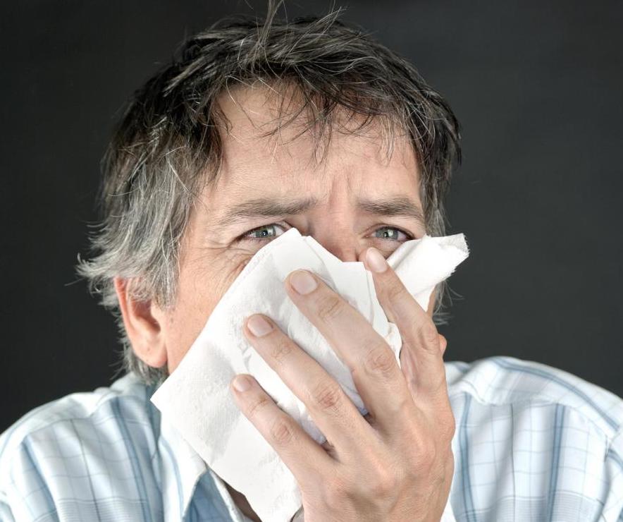 Страдает от давления. Фото чихающего человека. Аллергический трахеобронхит. Трахеобронхит при гриппе. Трахеобронхит симптомы.