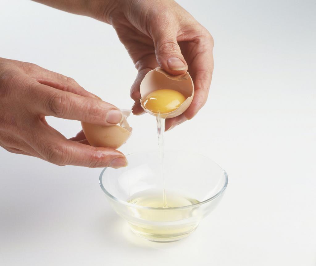разделить белок и желток у яйца