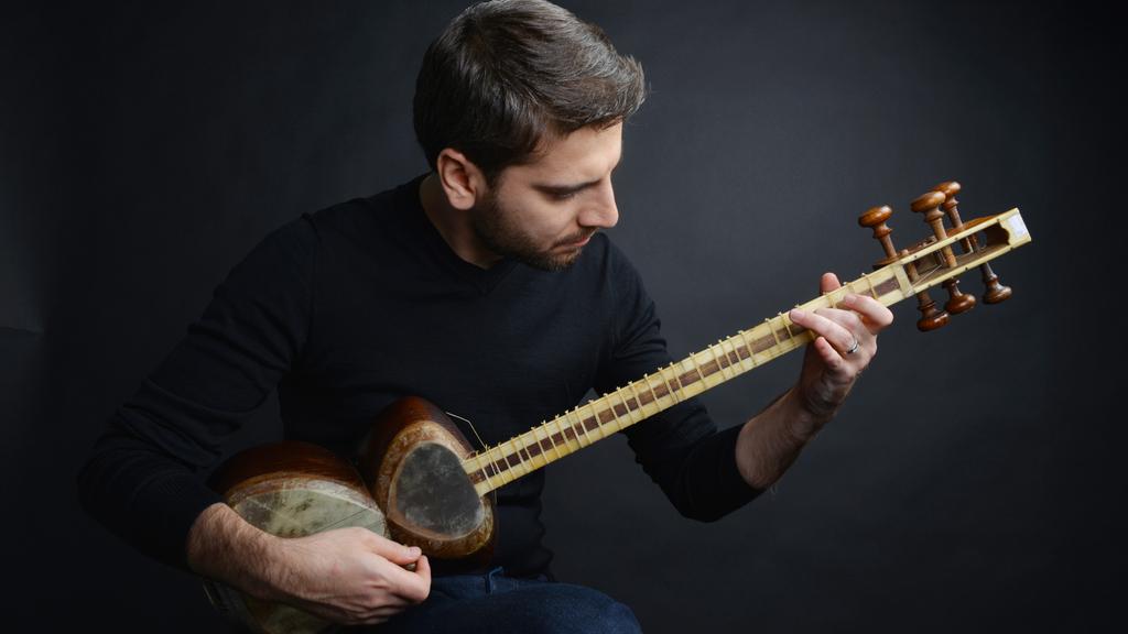 Сами Юсуф играет на инструменте